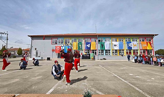 Sarıgöl'de 400 fıstık çamı toprakla buluştu