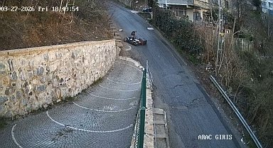 Sarıyer'de bozuk yolun sebep olduğu kaza kamerada: 1 yaralı