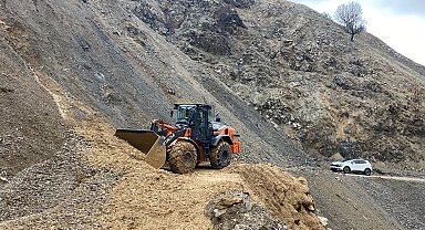 Sason'da heyelan nedeniyle ulaşıma kapanan köy yolu ulaşıma açıldı
