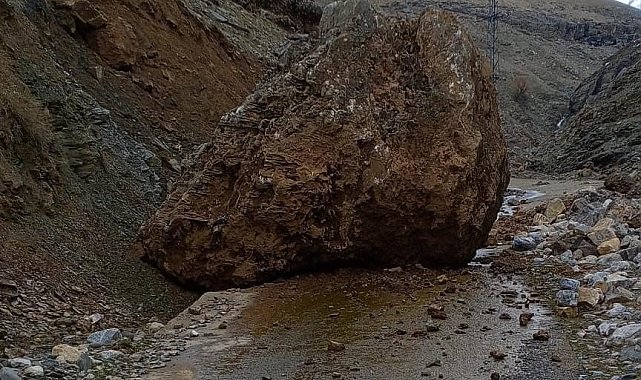 Sason'da yamaçtan düşen kaya, köy yolunu ulaşıma kapattı