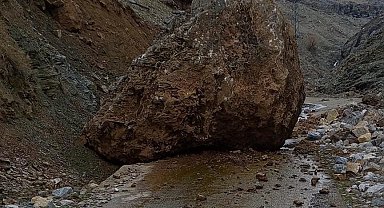 Sason'da yamaçtan düşen kaya, köy yolunu ulaşıma kapattı
