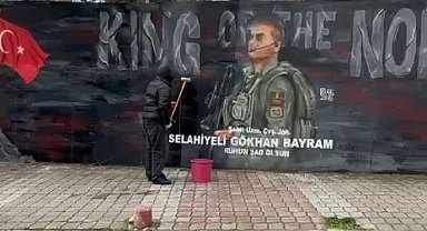 Şehidin resmini grafiti yapan gence Başkan Doğan'dan hediye