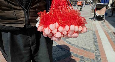 Şehir şehir dolaşarak kokulu kaya tuzu satıyor