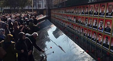 Şehit annelerinin evlat özlemi yürekleri dağladı: Fotoğraflarına bakıp dua ettiler