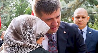 Şehit annesinin sözleri yürekleri burktu, Vali gözyaşlarını tutamadı