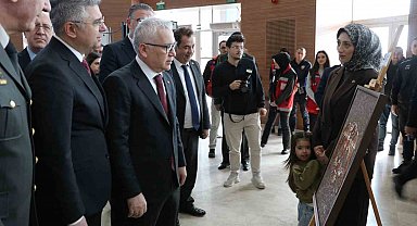 Şehit ve gazi yakınlarının yaptığı el emeği tablolar sergilendi