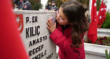 Şehitleri Anma Günü'nde anlamlı öpücük