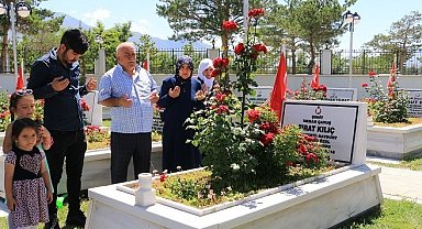 Şehitlikte arife günü hüzünlü buluşma