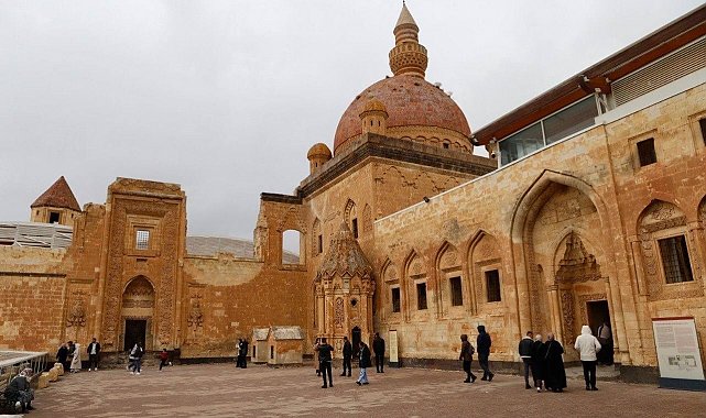Selçuklu izleriyle yükselen İshak Paşa Sarayı ihtişamıyla göz kamaştırıyor