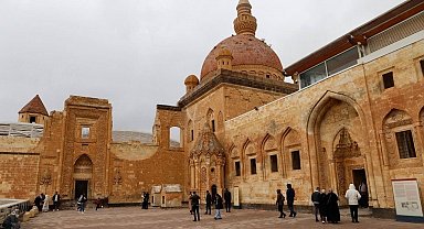Selçuklu izleriyle yükselen İshak Paşa Sarayı ihtişamıyla göz kamaştırıyor