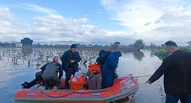 Selde mahsur kalan 10 kişi AFAD ekiplerince botla kurtarıldı