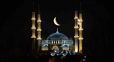 Selimiye'nin üzerinde hilal büyüledi