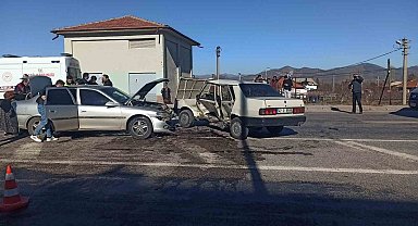 Seydişehir'de otomobiller çarpıştı: 2 yaralı