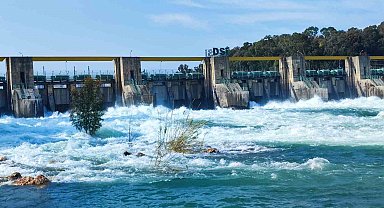 Seyhan Barajı'nda kapaklar açıldı: Çağlayan sular Seyhan Nehri ile buluştu