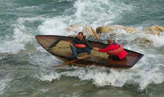 Seyhan Nehri'nde can pazarı: Ele ele tutuşup yardım beklediler