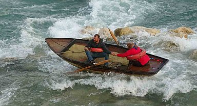 Seyhan Nehri'nde can pazarı: Ele ele tutuşup yardım beklediler