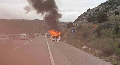 Seyir halindeki araç bir anda alev aldı