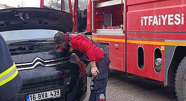 Seyir halindeki minibüste yangın paniği