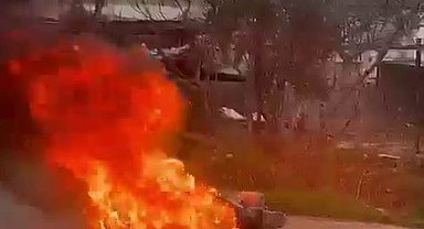 Seyir halindeki motosiklet yandı