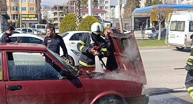 Seyir halindeki otomobil alev aldı