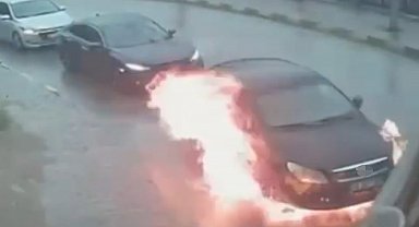 Seyir halindeki otomobil alev topuna döndü