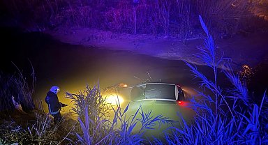 Seyir halindeki otomobil dereye uçtu, sürücü yaralandı