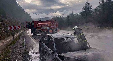 Seyir halindeyken yanan araç kullanılmaz hale geldi