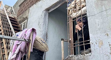 Şiddet ve kuma gerçeğine rağmen 4 çocuğu için mücadele ediyor