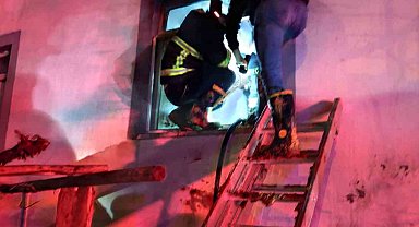 Siirt'te iki katlı binada korkutan yangın