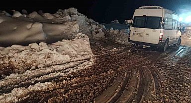 Siirt'te kar ve heyelan ulaşımı aksattı. Mahsur kalan vatandaşlar kurtarıldı