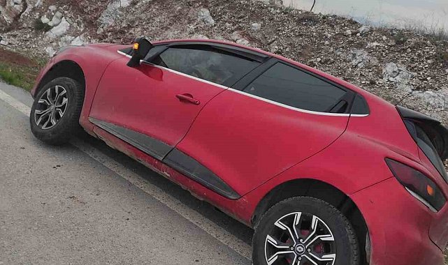 Siirt'te kontrolden çıkan araç askıda kaldı