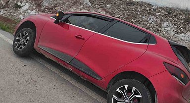 Siirt'te kontrolden çıkan araç askıda kaldı