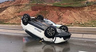 Siirt'te kontrolden çıkan araç takla attı