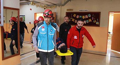 Siirt'te öğrencilerle deprem tatbikatı