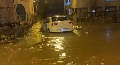 Siirt'te sağanakta göle dönen yollarda araçlar mahsur kaldı