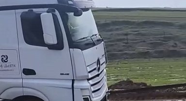 Siirt'te TPAO'ya ait tır çamura saplandı, köylüler seferber oldu