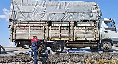 Sıkışan balata kamyonun lastiğini yaktı