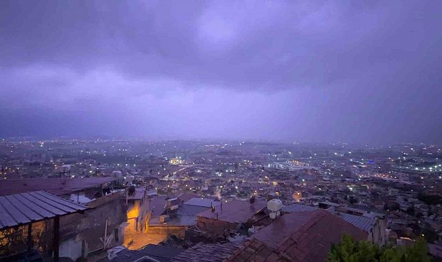 Şimşeklerin geceyi aydınlattığı Hatay'da sağanak yağış yolları göle çevirdi