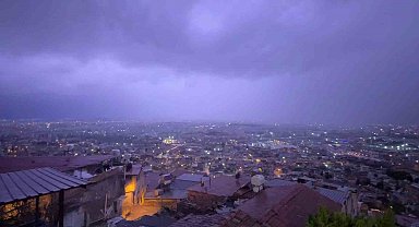 Şimşeklerin geceyi aydınlattığı Hatay'da sağanak yağış yolları göle çevirdi