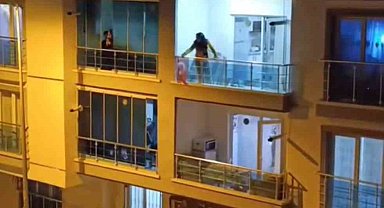 Sinir krizi geçiren genç kadın balkonundaki eşyaları yola fırlattı