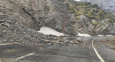 Şırnak-Beytüşşebap yolundaki heyelan nedeniyle trafik akışı durdu