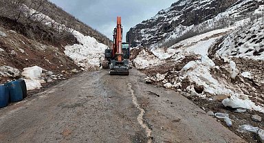Şırnak'ta çocuklardan alkışlanacak hareket: Yolların açılması için günlerdir çalışan işçilere yemek götürüyorlar