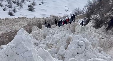 Şırnak'ta facianın eşiğinden dönüldü: Öğrencileri taşıyan servis çığ altında kalmaktan son anda kurtuldu