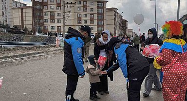 Şırnak'ta polis Nevruz etkinliklerine katılan çocuklara pamuk şeker ve balon dağıttı