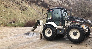 Şırnak'ta sel suları yolları kapattı