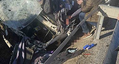 Sivas'ta ticari araç bariyere çarptı: 1 yaralı