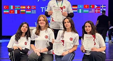 Sivaslı öğrenciler, robot yarışmasında gövde gösterisi yaptı