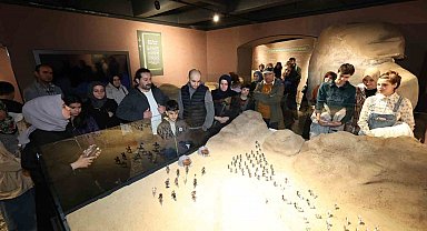 Siyer Sergisi ve Mukaddes Emanetler Sergisi Kadir Gecesi'nde doldu taştı