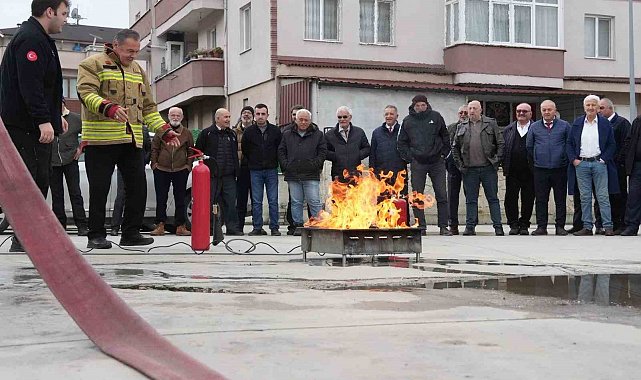 Şoförler yangın tüpü ile yangını söndürdü
