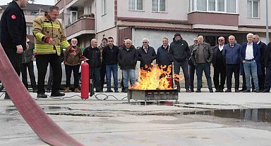 Şoförler yangın tüpü ile yangını söndürdü